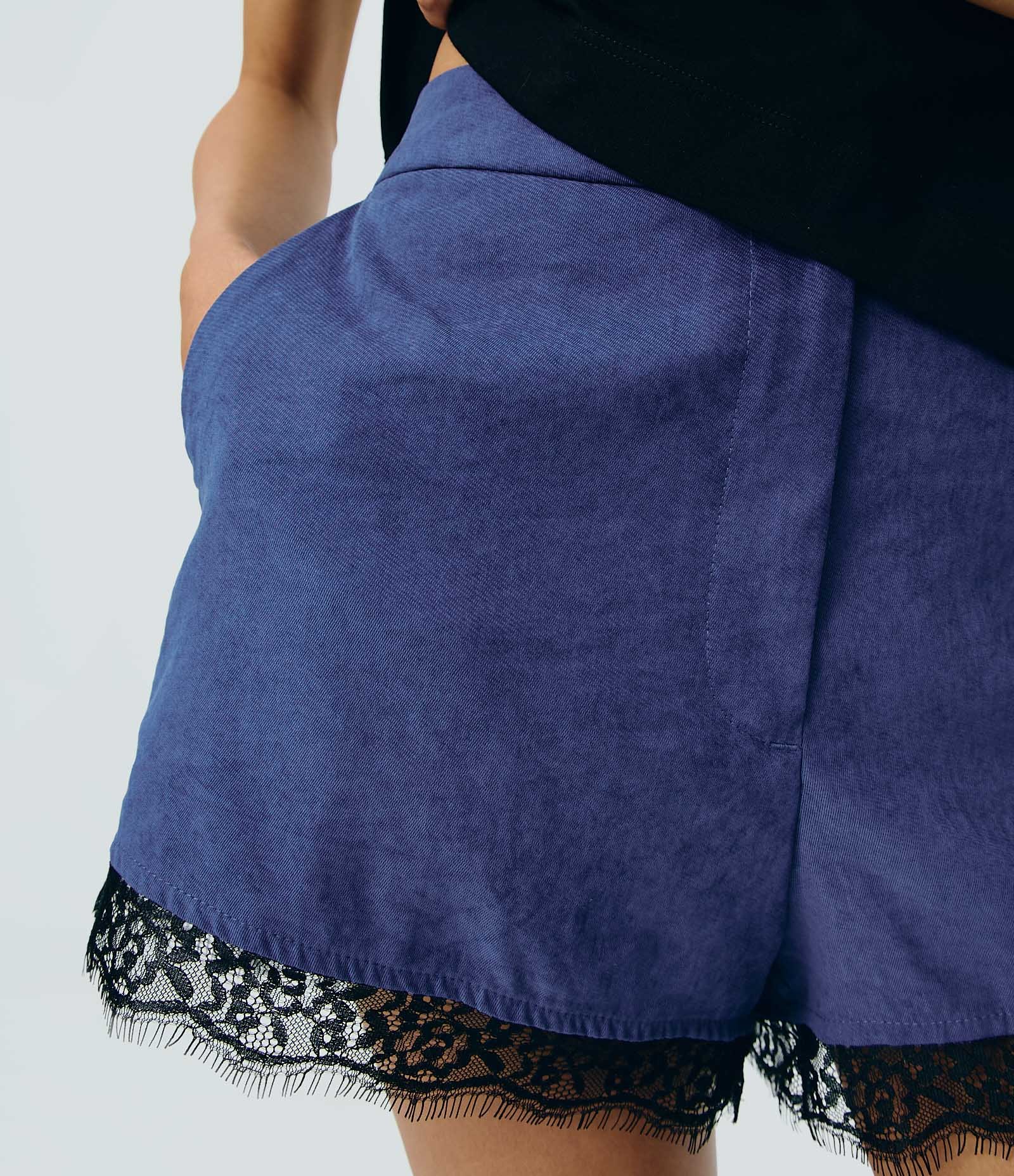 Short com Renda na Barra Azul 3