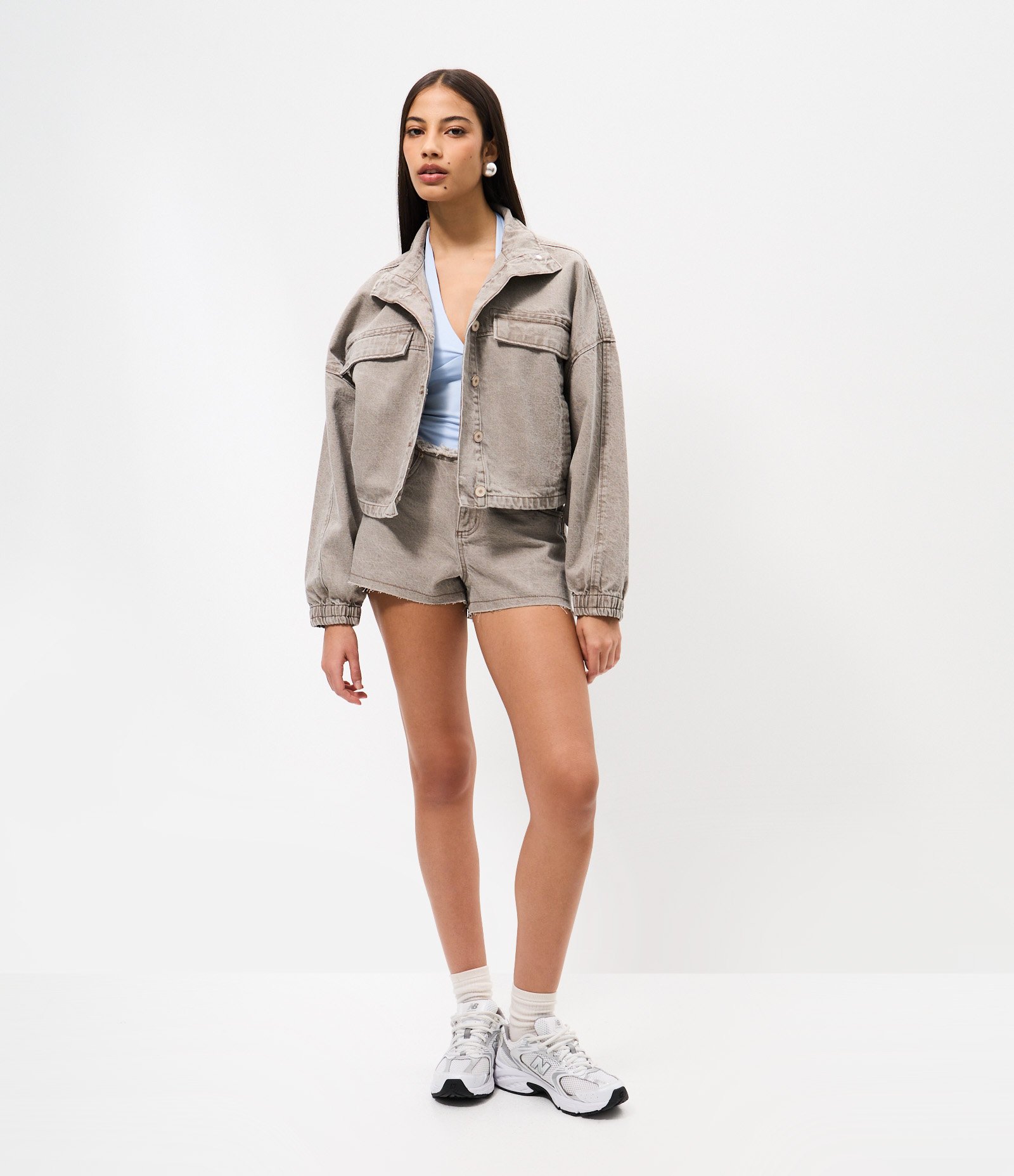 Short em Sarja com Cintura Baixa e Desfiada Cinza 1