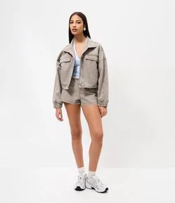 Short em Sarja com Cintura Baixa e Desfiada
