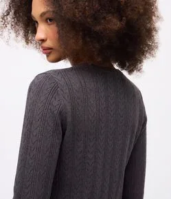 Blusa em Tricô com Botões e Babadinho na Barra