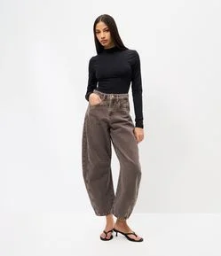 Calça Balloon em Jeans com Cintura Média e Recorte Lateral