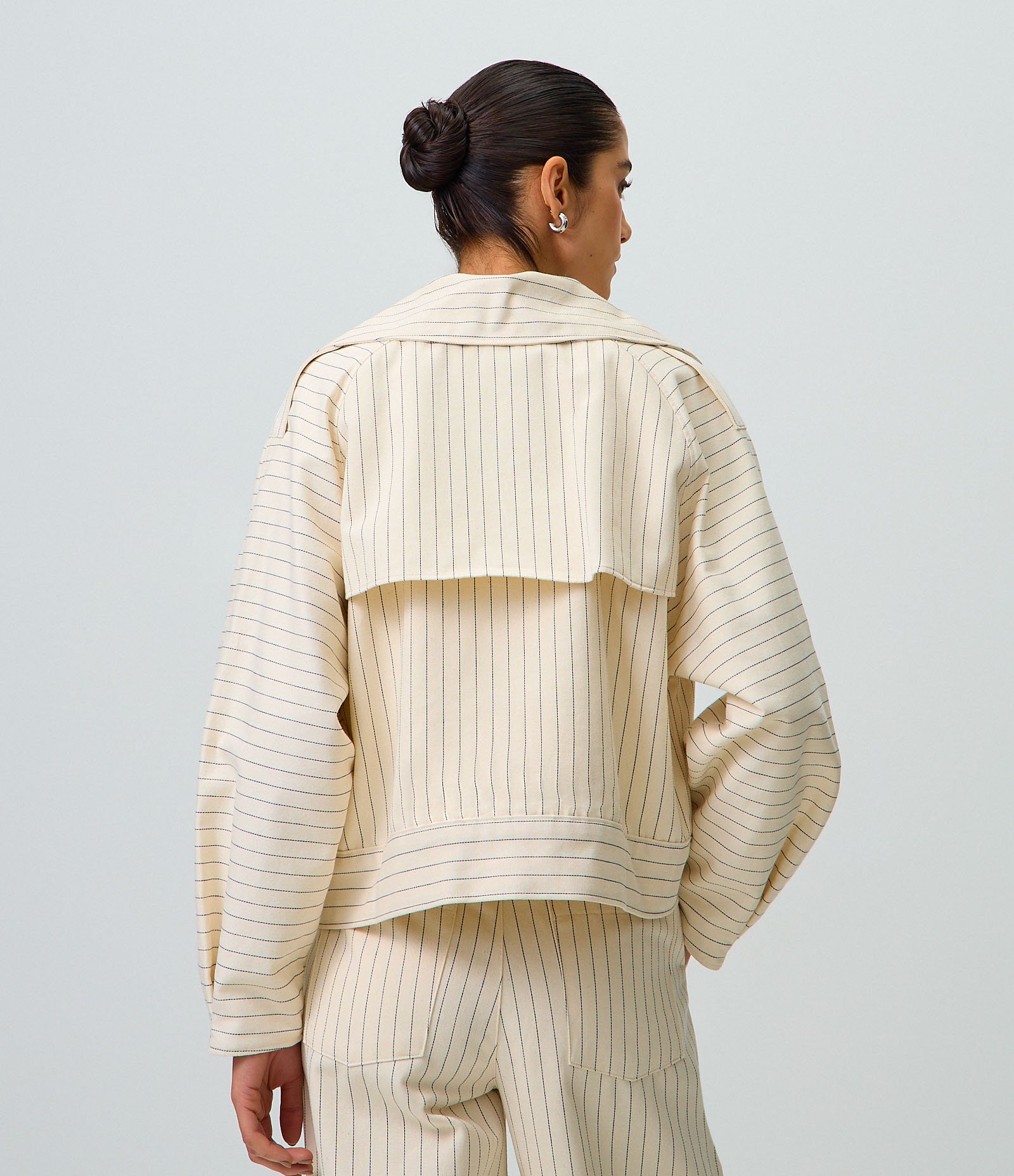 Trench Coat Curto em Sarja com Estampa Listrada Off White 3