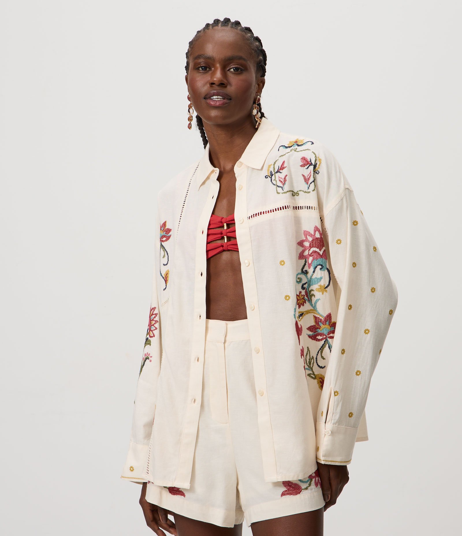 Camisa Oversized em Laise com Bordado Floral Localizado Branco 1