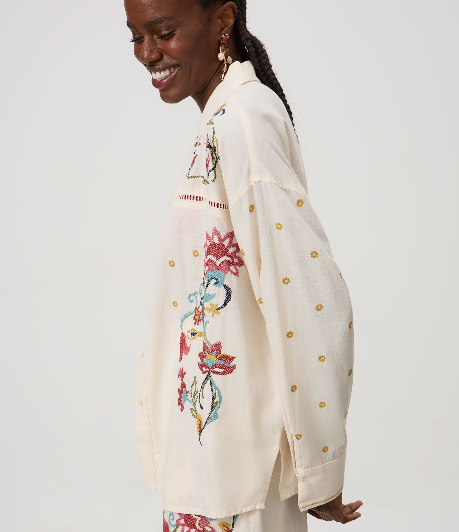 Camisa Oversized em Laise com Bordado Floral Localizado Branco 2