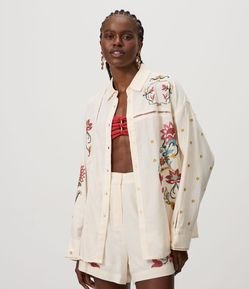 Camisa Oversized em Laise com Bordado Floral Localizado