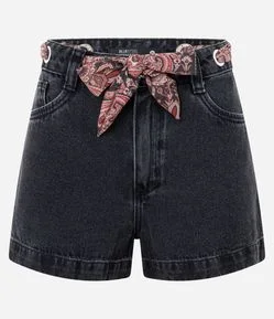Short Mom Jeans com Cintura Alta e Cinto Lenço Paisley