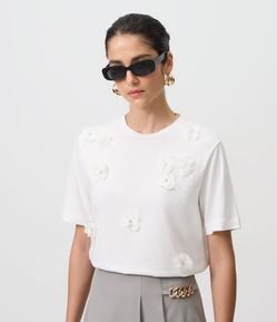 Camiseta em Algodão com Flores Aplicadas e Detalhes Brilhantes