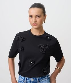 Camiseta em Algodão com Flores Aplicadas e Detalhes Brilhantes