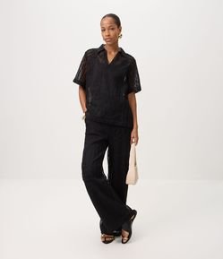 Blusa Polo com Transparência e Bordado Abstrato
