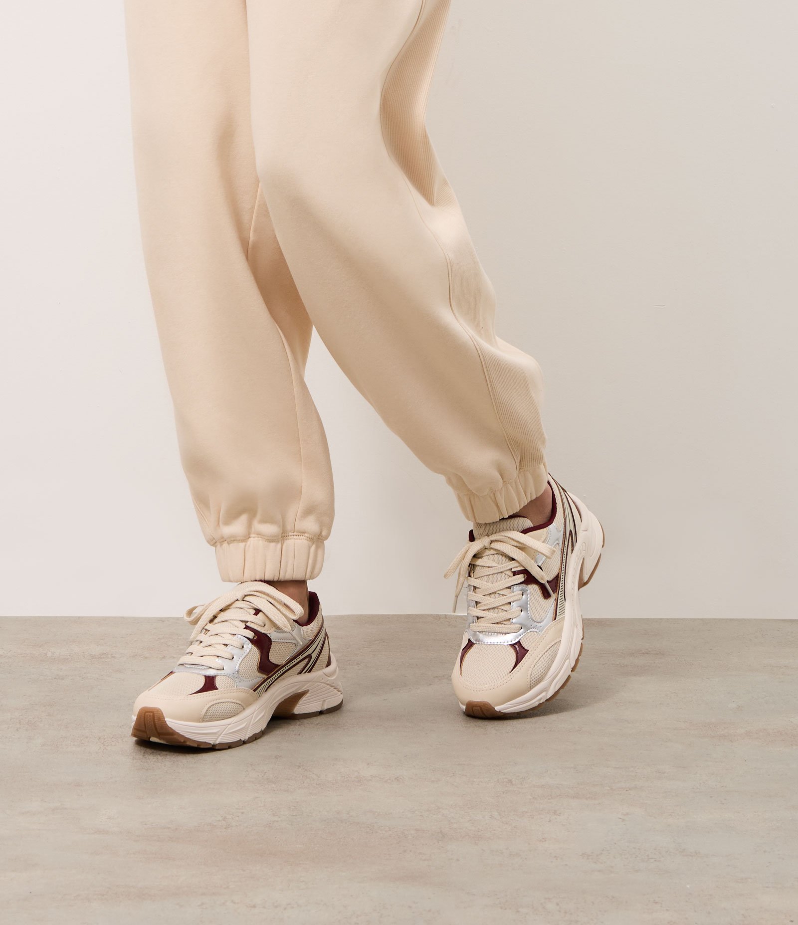 Tênis Jogging Esportivo com Recortes Contrastantes Off White/Bordô 5