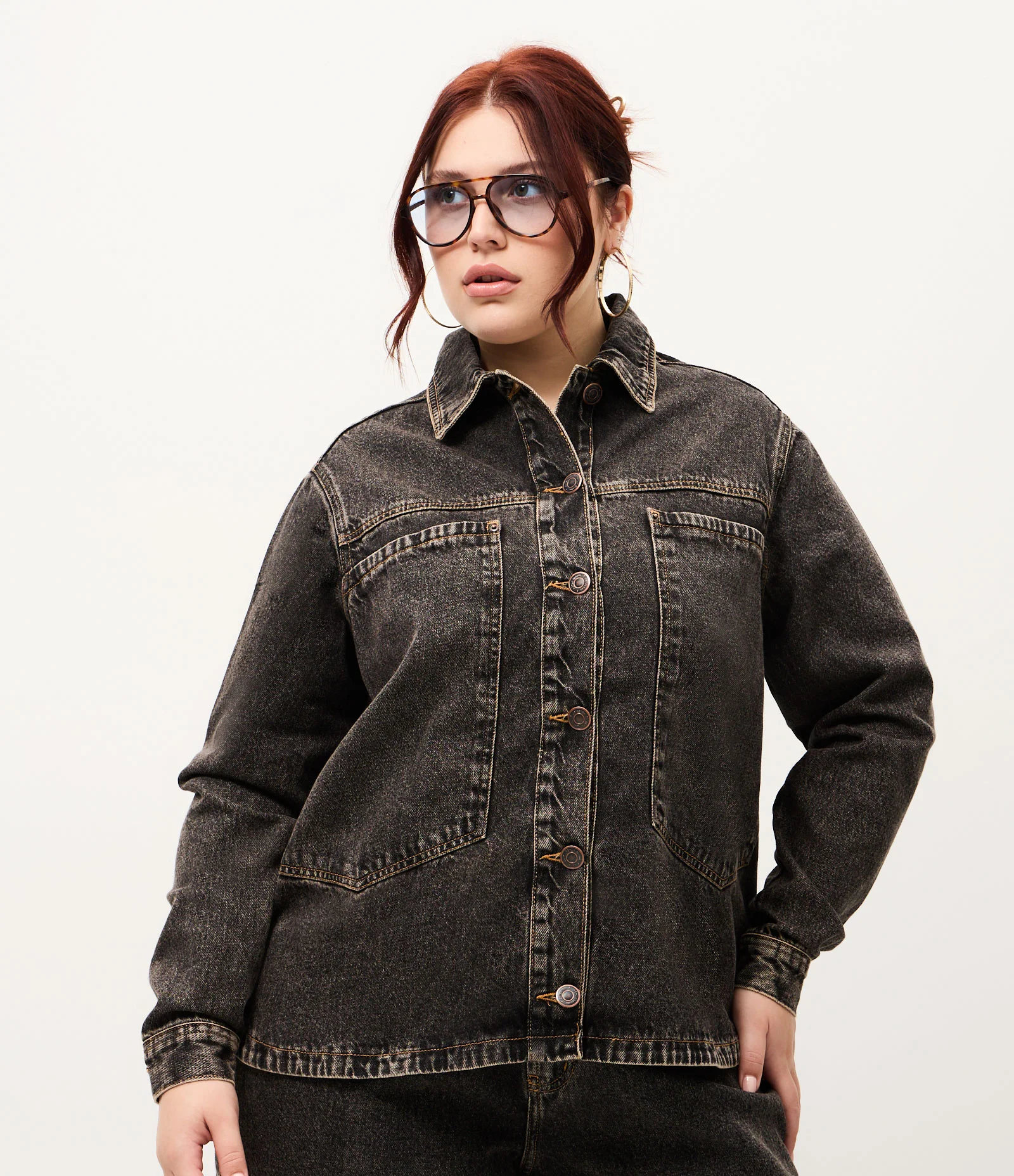 Jaqueta Overshirt Jeans Sobretingida com Bolsos Amplos Curve & Plus Size Marrom 1