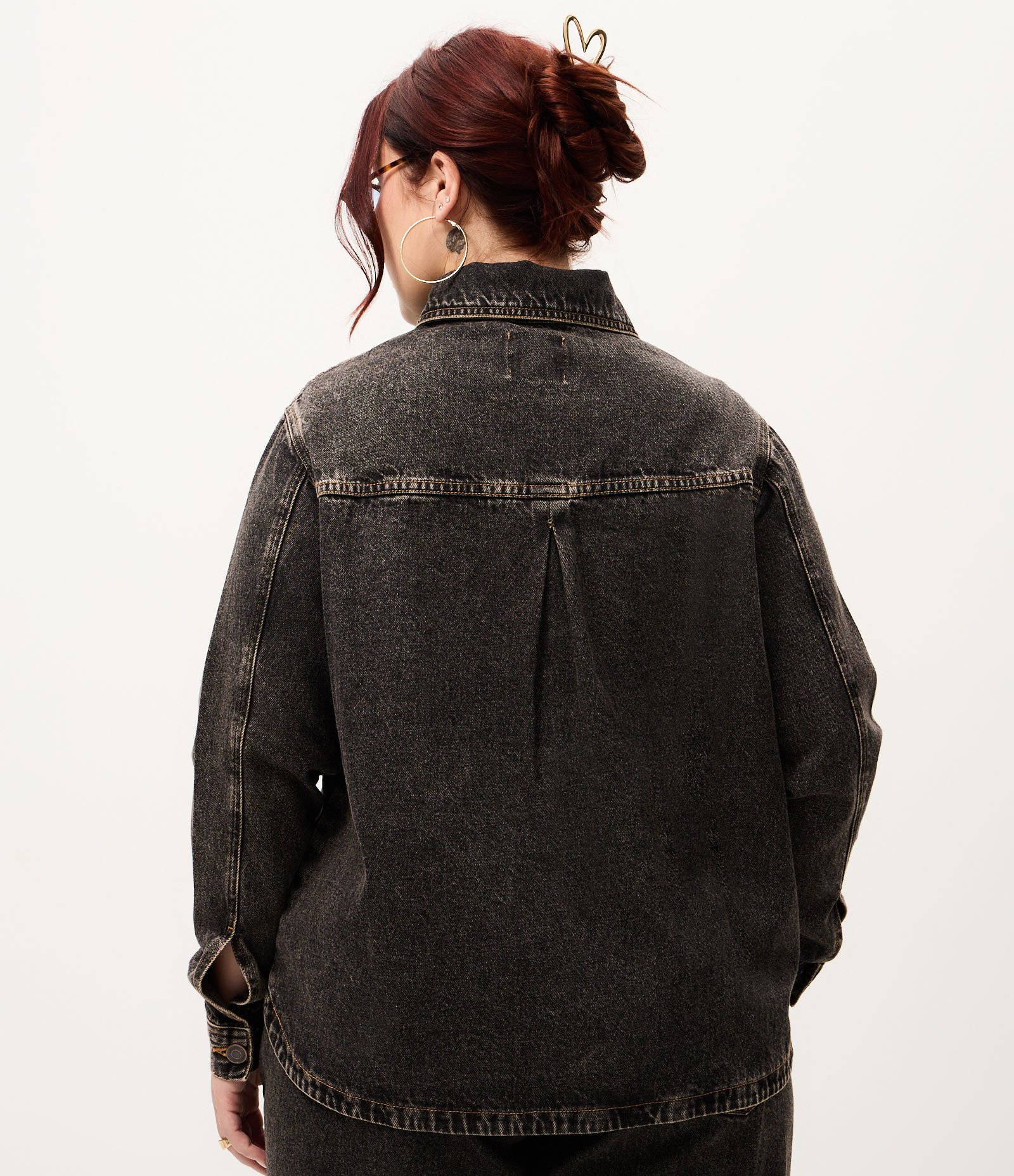 Jaqueta Overshirt Jeans Sobretingida com Bolsos Amplos Curve & Plus Size Marrom 4