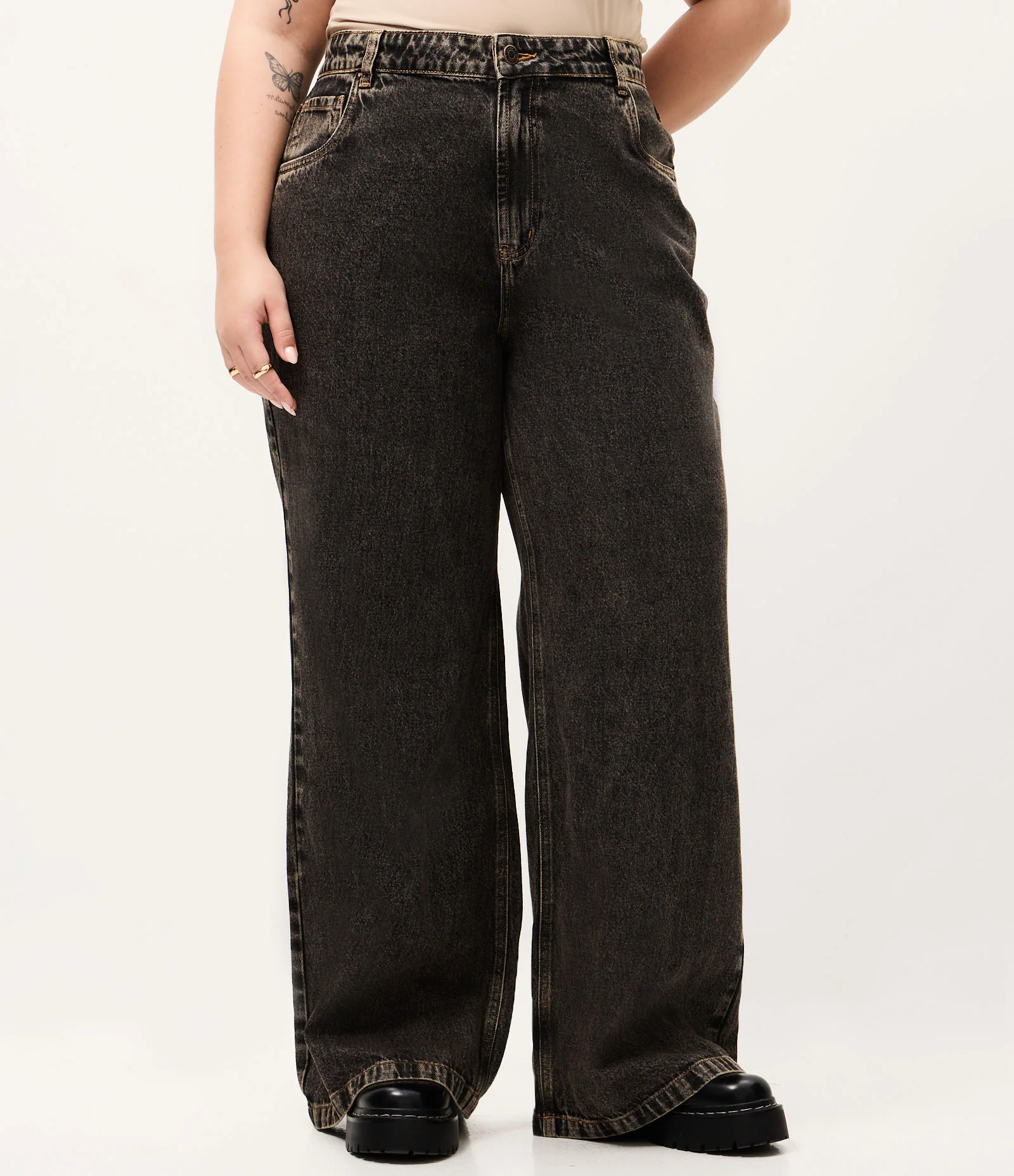 Calça Wide em Jeans com Barra a Fio Curve & Plus Size Marrom 2