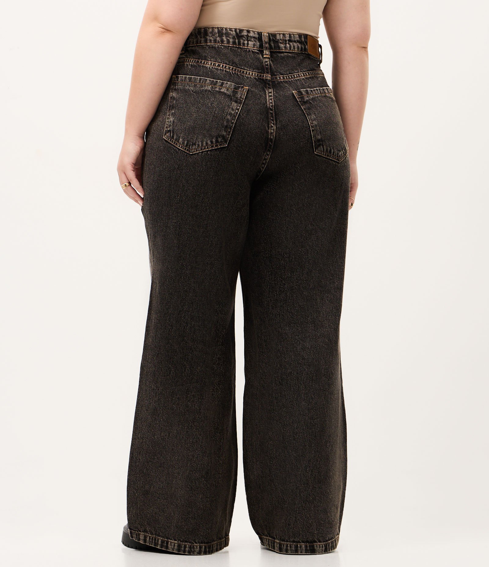 Calça Wide em Jeans com Barra a Fio Curve & Plus Size Marrom 5