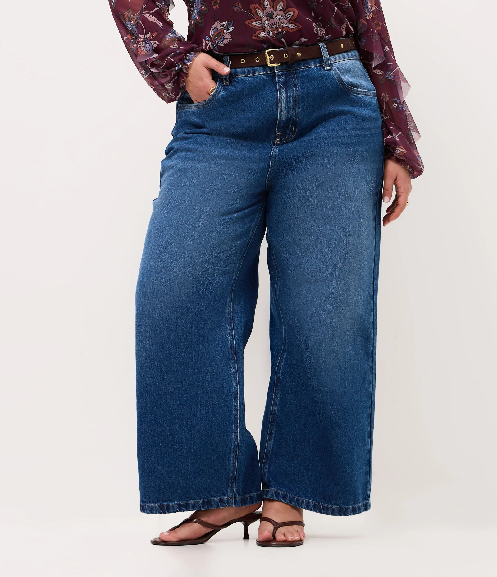 Calça Wide Leg Jeans Cropped com Cinto Tachas Curve & Plus Size Azul 2