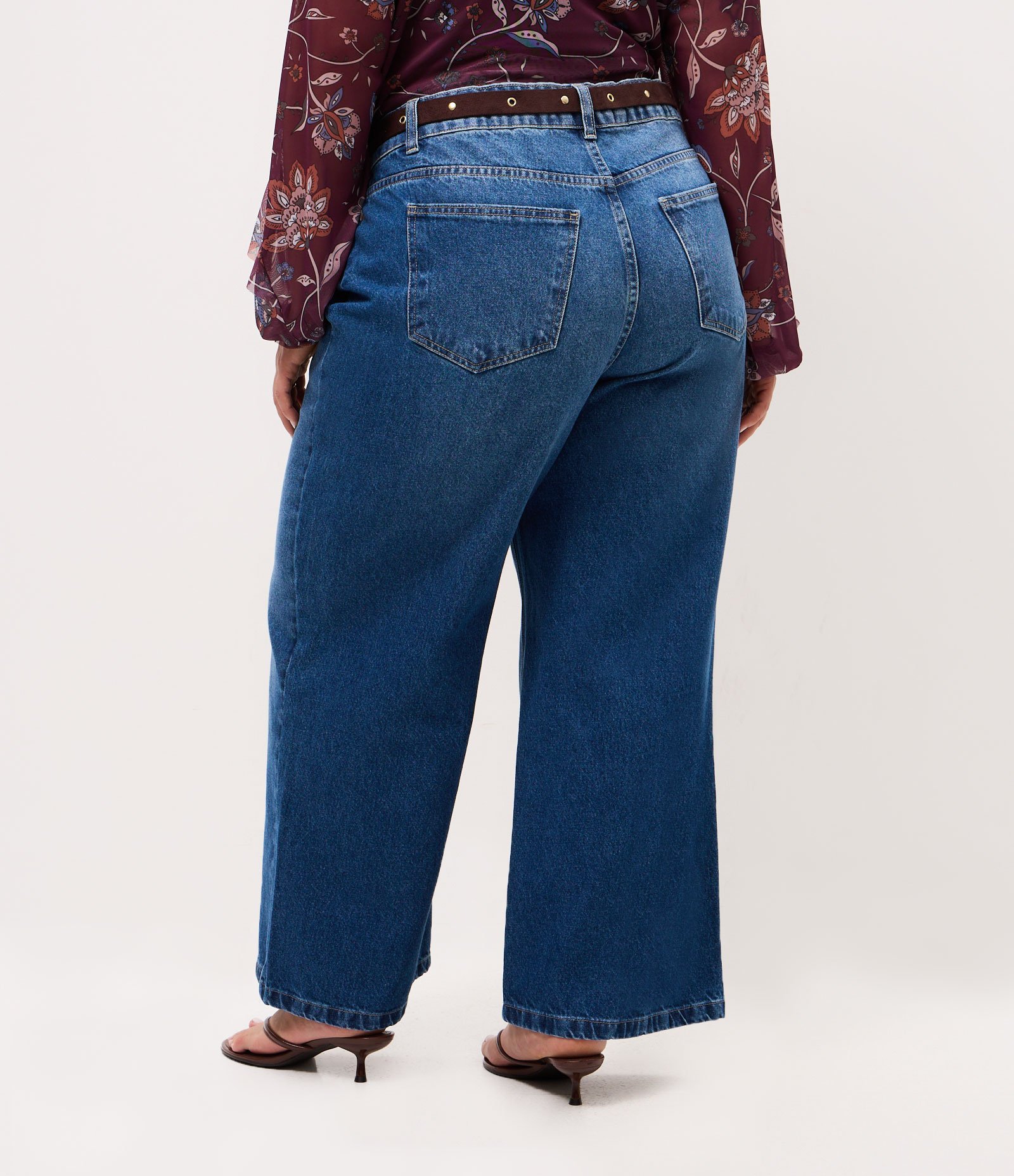 Calça Wide Leg Jeans Cropped com Cinto Tachas Curve & Plus Size Azul 4