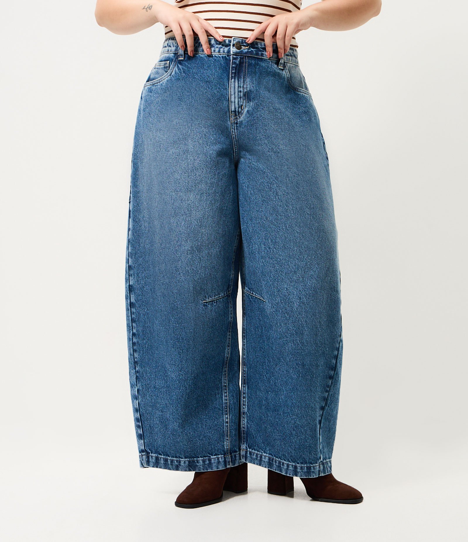 Calça Jeans Barrel com Pences Curve & Plus Size Azul 2