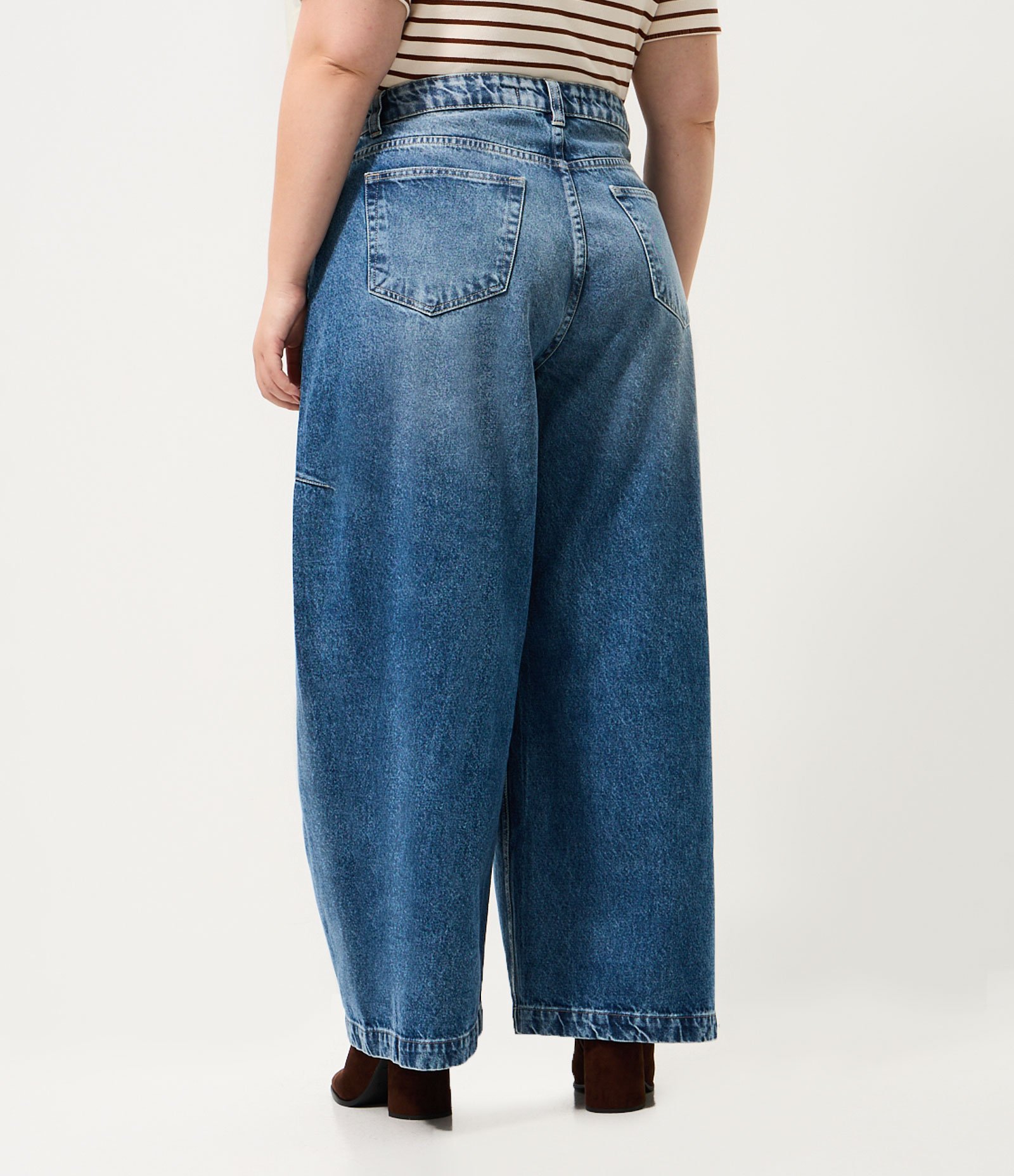 Calça Jeans Barrel com Pences Curve & Plus Size Azul 5