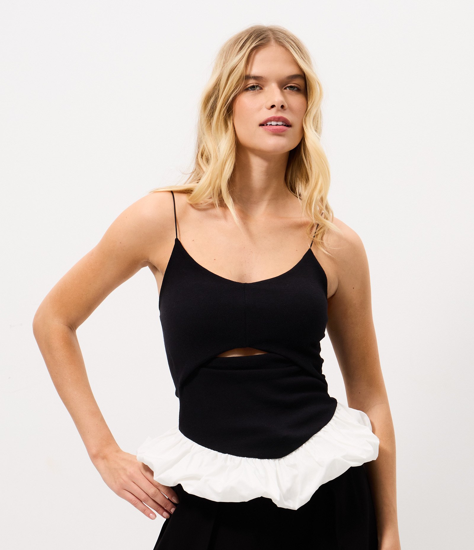 Blusa Balonê em Ribana com Decote em V e Recorte Frontal Preto 1