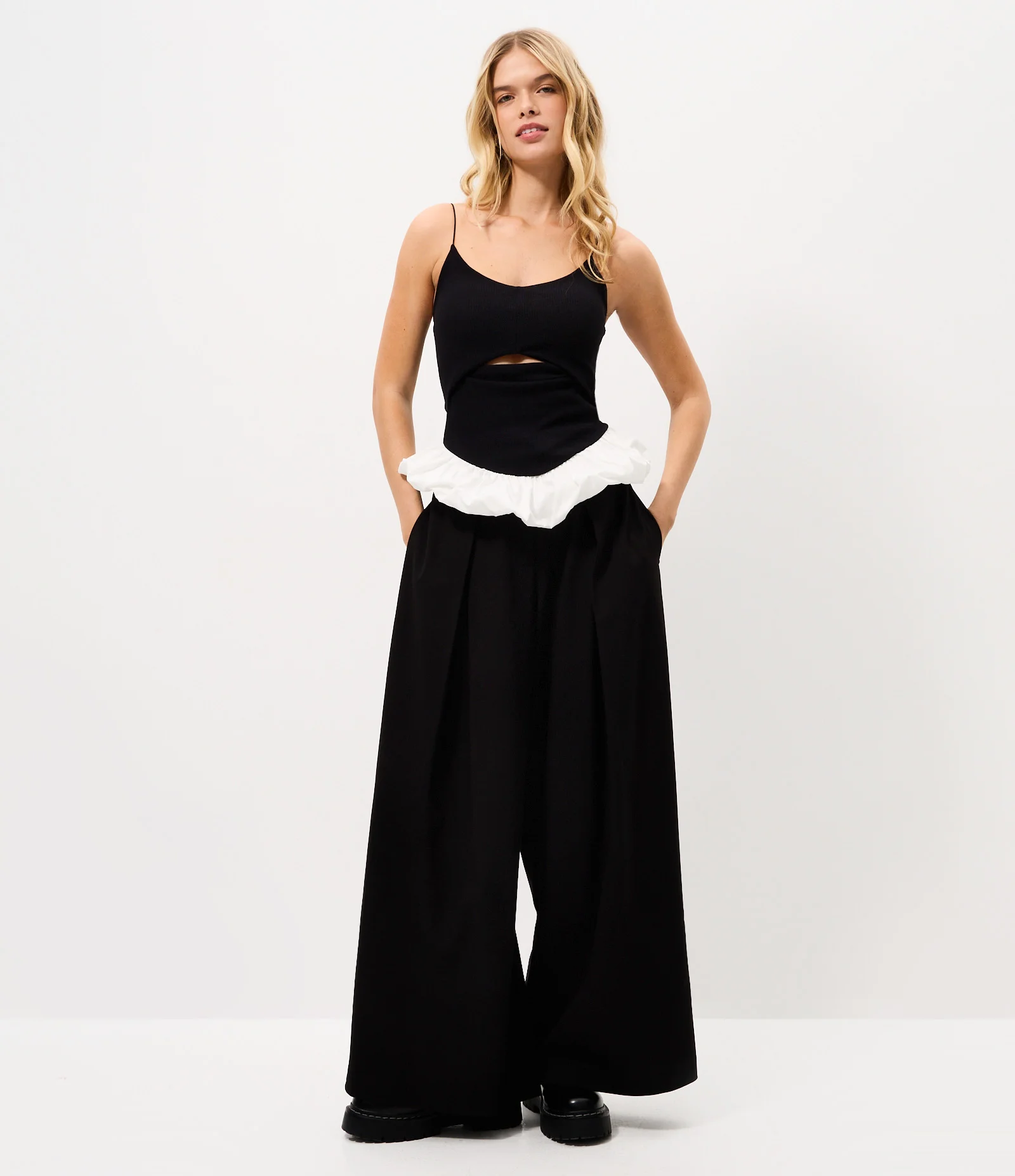 Blusa Balonê em Ribana com Decote em V e Recorte Frontal Preto 2