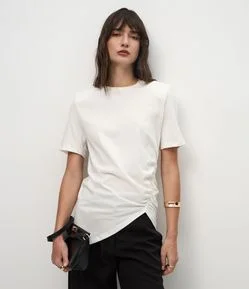 Blusa Drapeada com Ombreiras e Barra Assimétrica