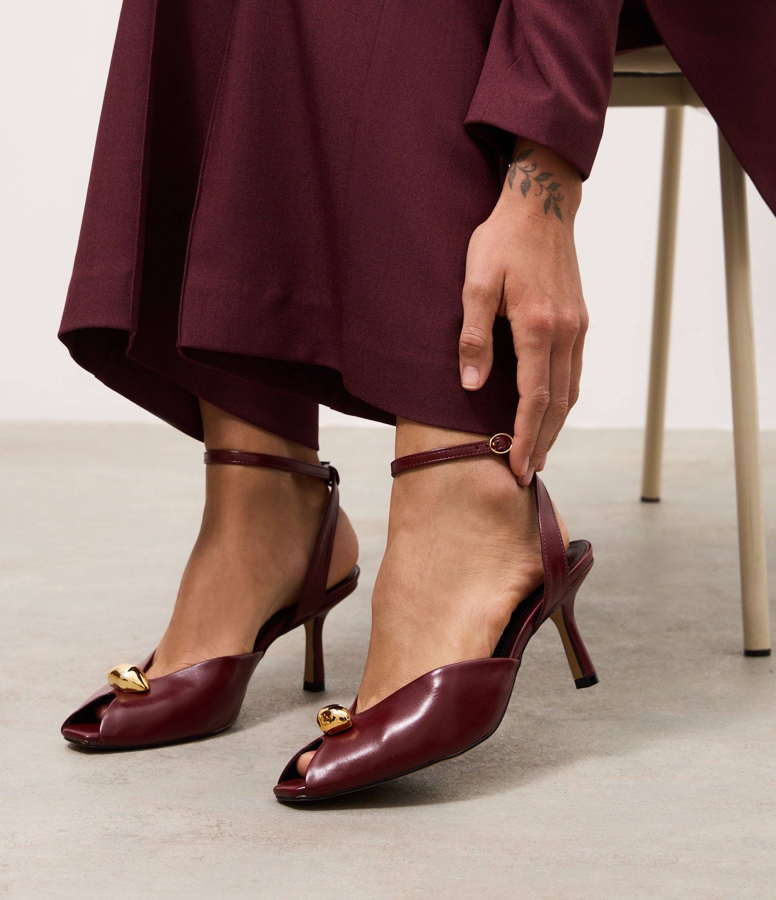 Sapato Peep Toe em PU com Enfeite Metálico Bordô 5