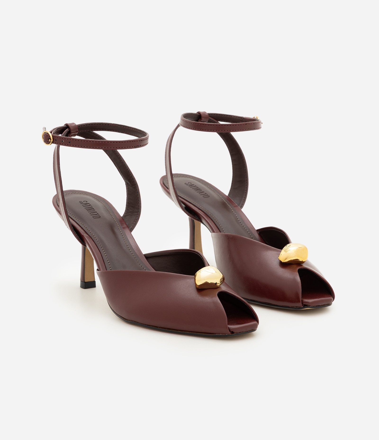 Sapato Peep Toe em PU com Enfeite Metálico Bordô 2