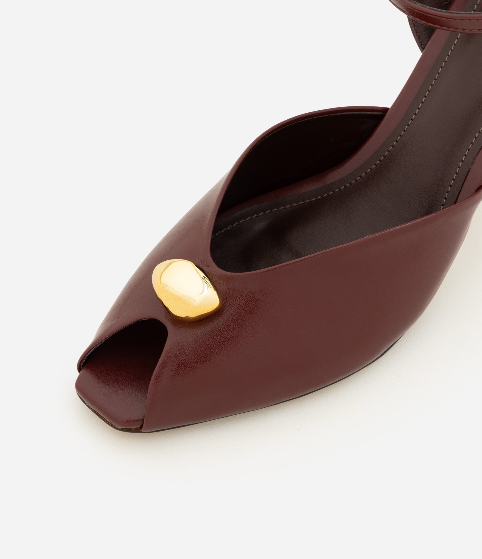 Sapato Peep Toe em PU com Enfeite Metálico Bordô 4