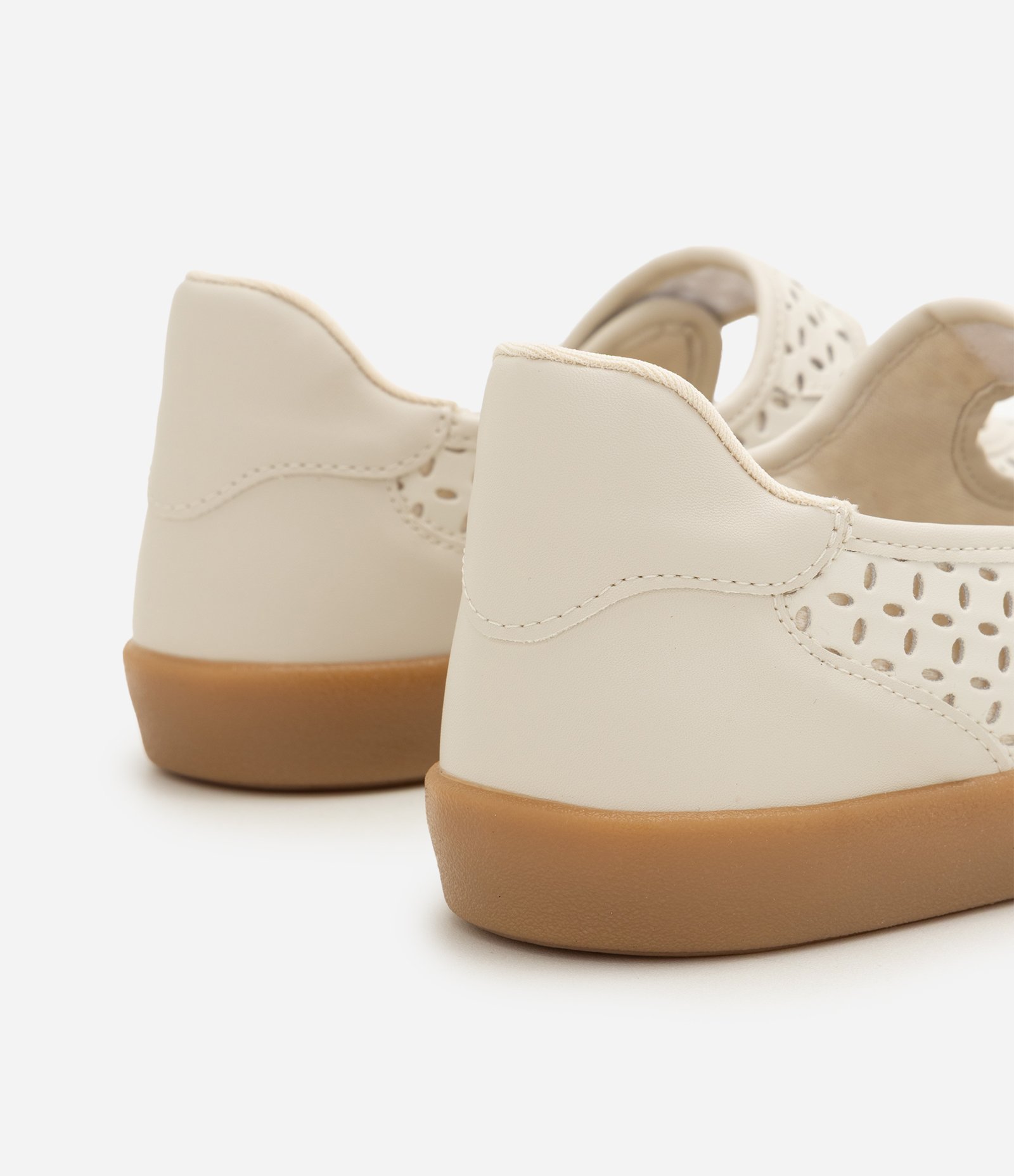 Tênis Mary Jane em PU com Detalhes Vazados Off White 10