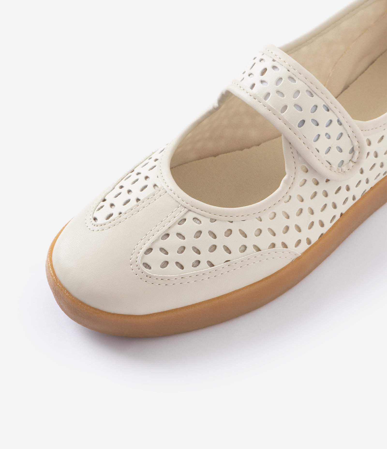 Tênis Mary Jane em PU com Detalhes Vazados Off White 11