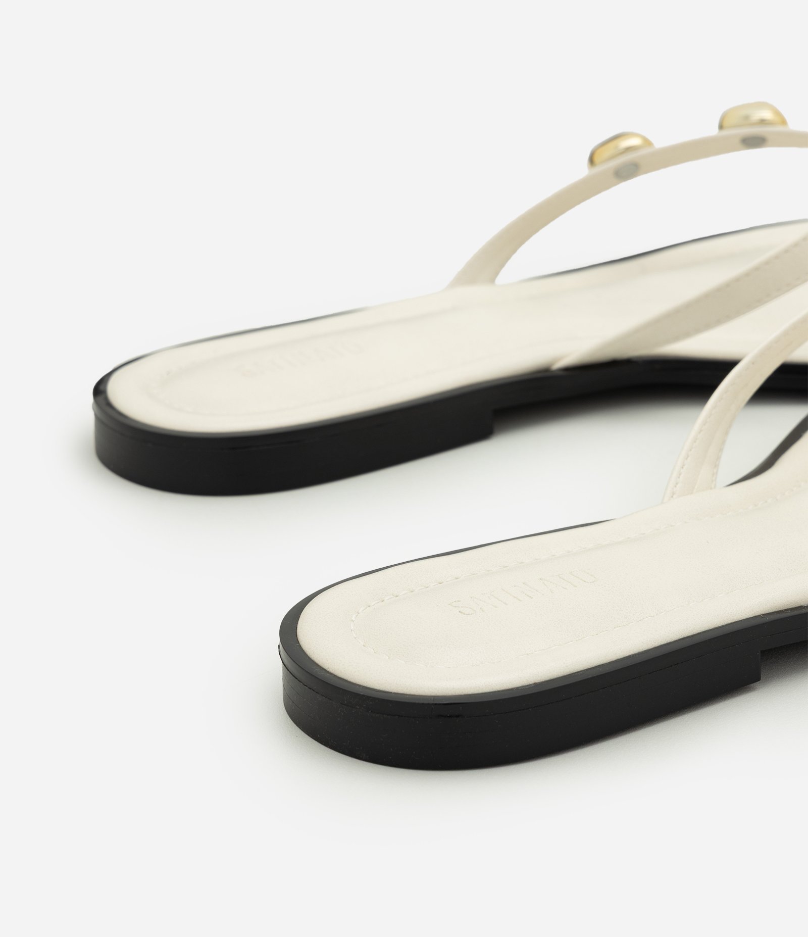Rasteira Mule em PU com Enfeites na Tira Off White 3