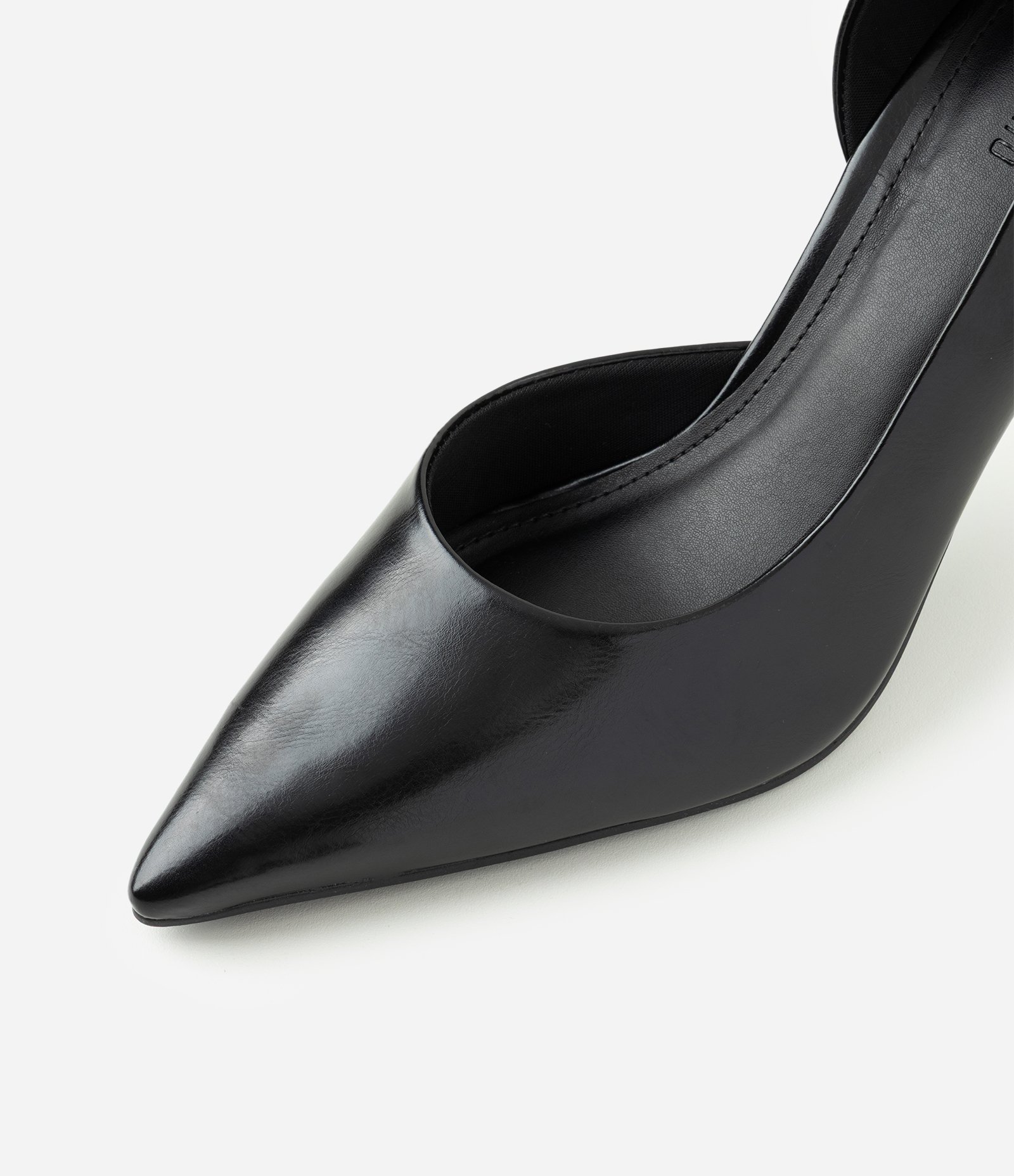 Sapato Scarpin em PU com Salto Alto Cromado Preto