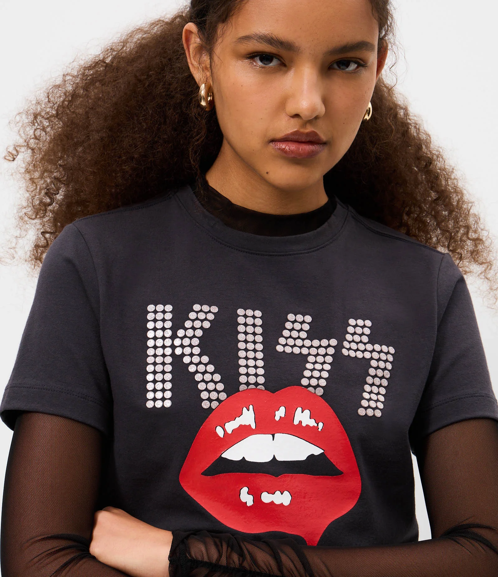 トップス kisstheclub monogram baby tee Camiseta Baby Tee KISS Preto