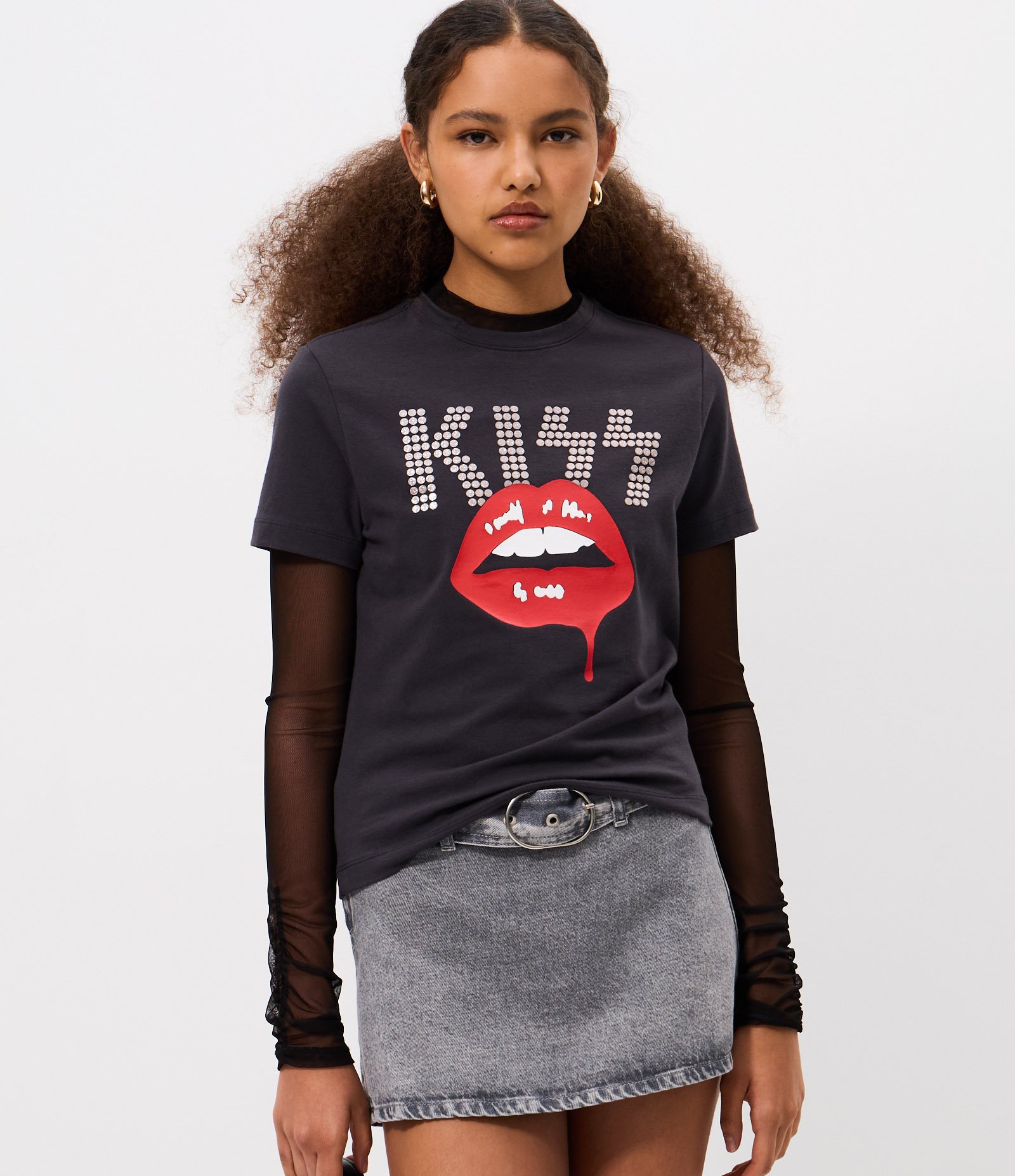 トップス kisstheclub monogram baby tee Camiseta Baby Tee KISS Preto