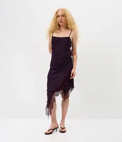 Vestido Midi de Alcinha em Cetim com Barra Assimétrica Rendada