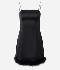 Vestido em Cetim Curto com Plumas na Barra
