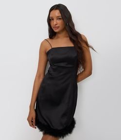 Vestido em Cetim Curto com Plumas na Barra