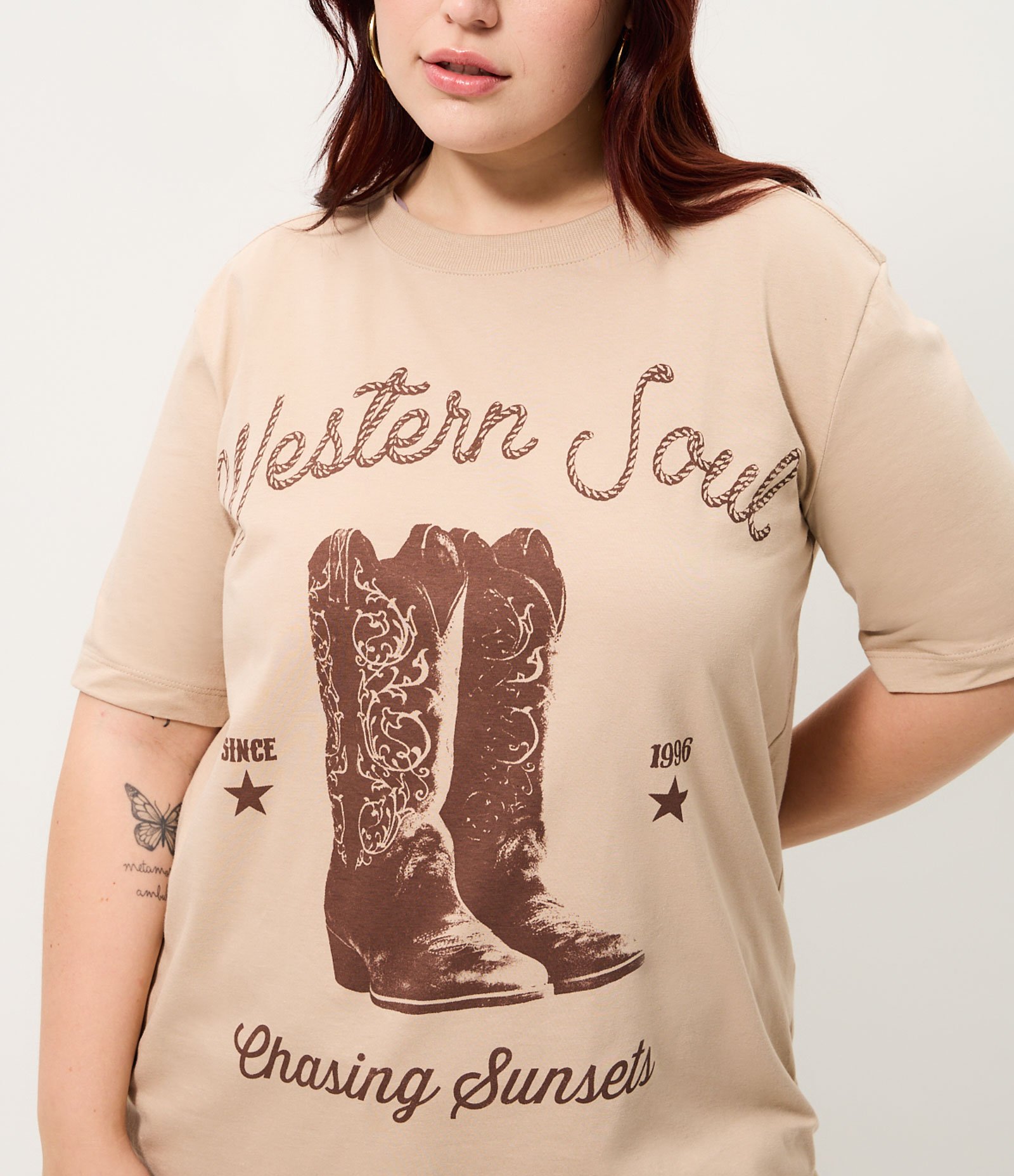Blusa Alongada Western Estampa Frontal Curve & Plus Size Bege 3