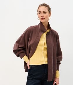 Jaqueta Oversized com Gola Alta e Bolsos Laterais