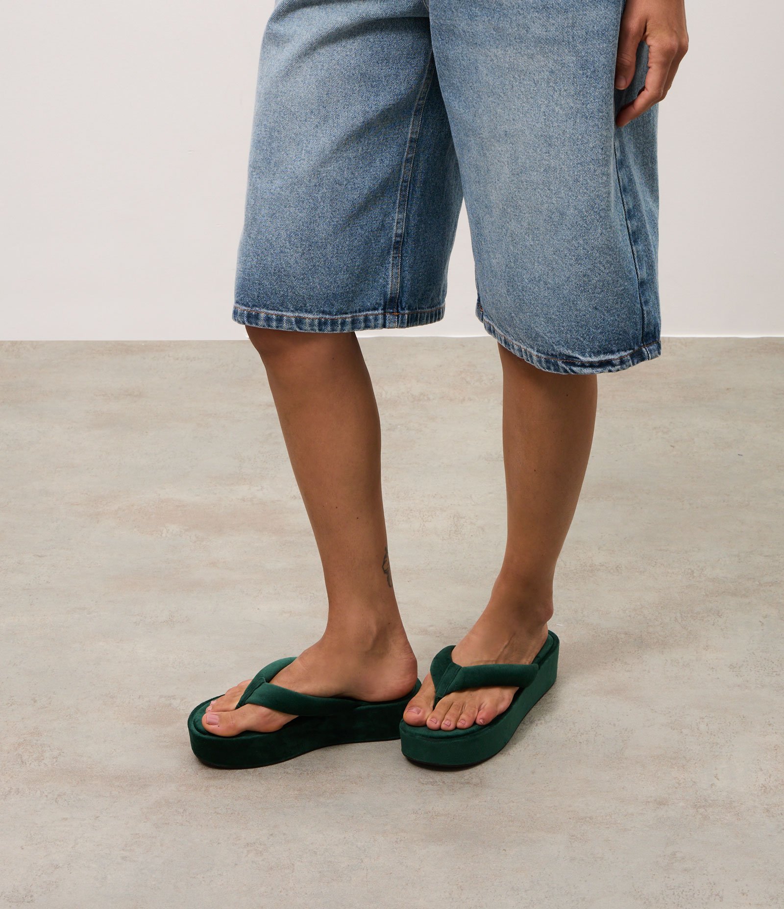 Sandália Flatform em Veludo com Tira Larga Verde 2