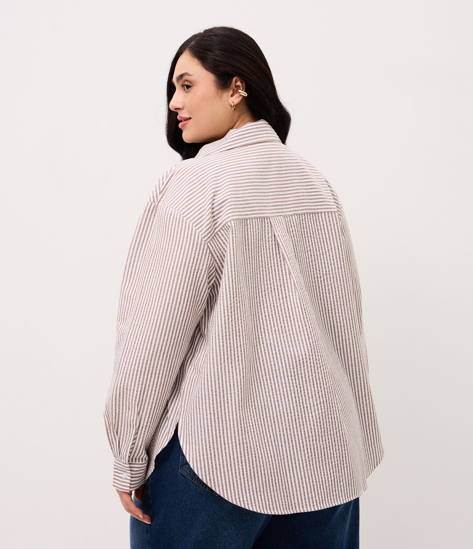 Camisa em Ana Ruga Listrada Curve & Plus Size Marrom 4