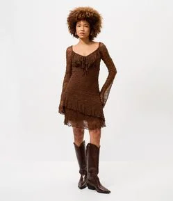 Vestido Curto em Renda com Manga Longa e Babados