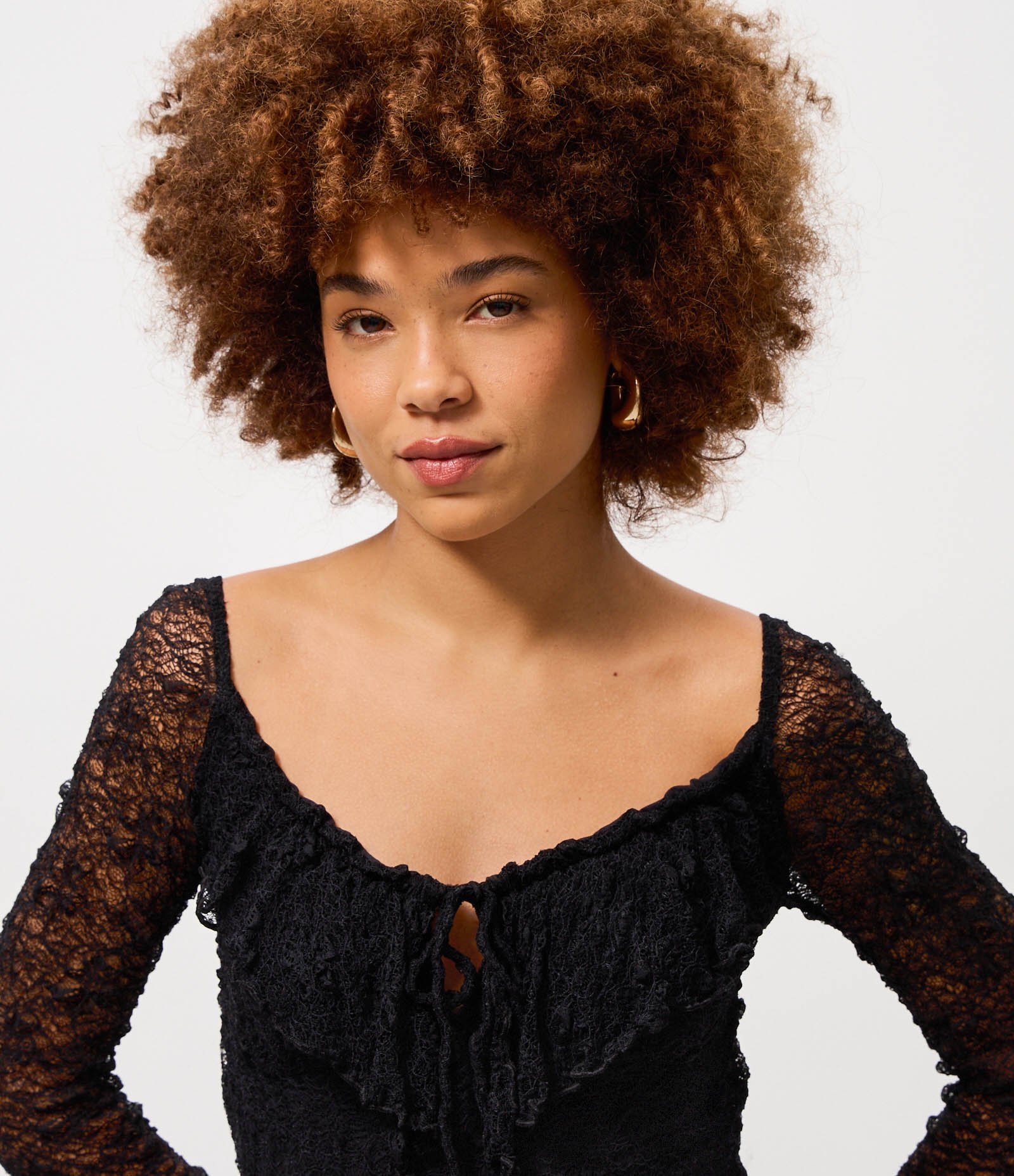 Vestido Curto em Renda com Manga Longa e Babados Preto 3