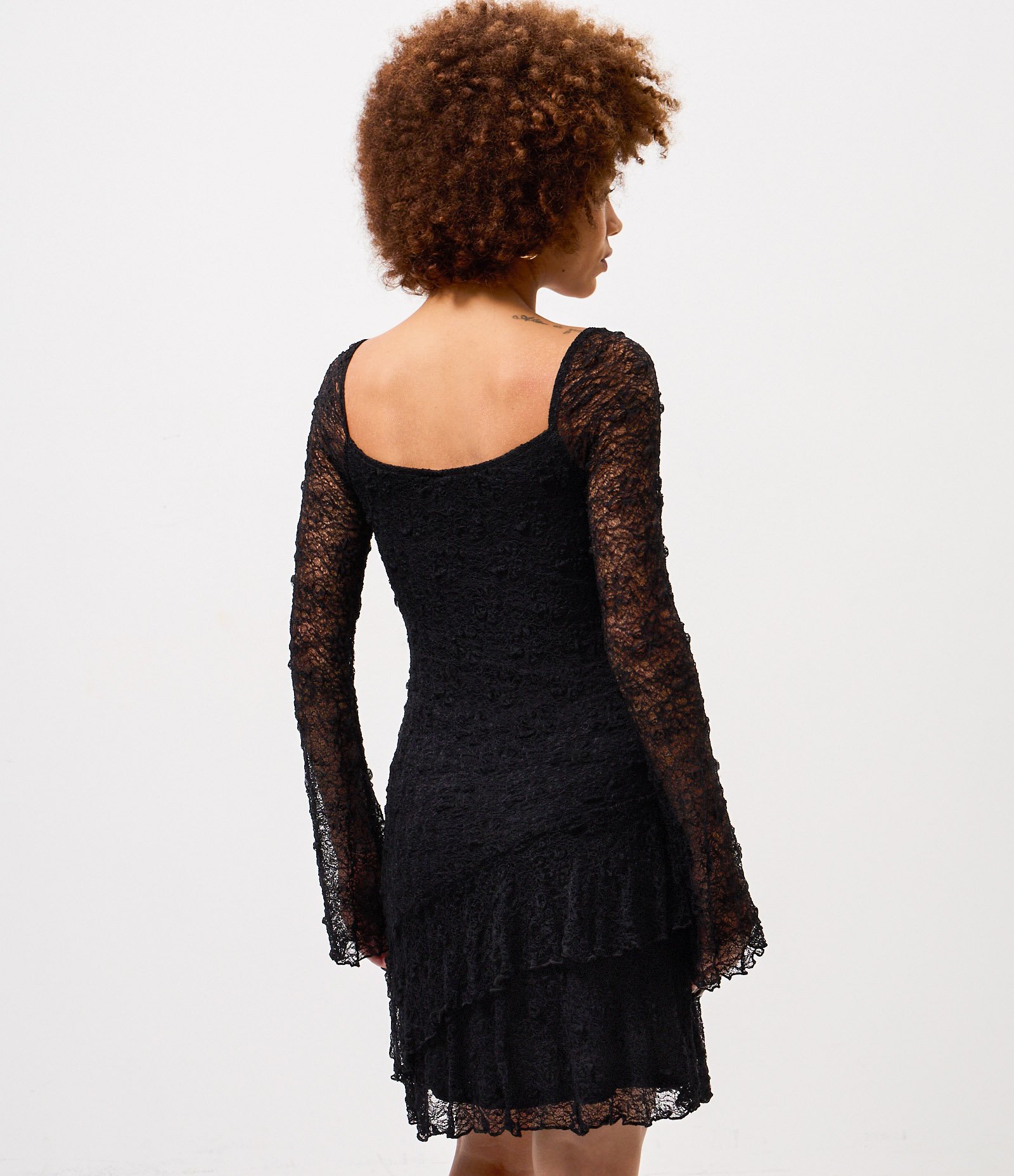Vestido Curto em Renda com Manga Longa e Babados Preto 4
