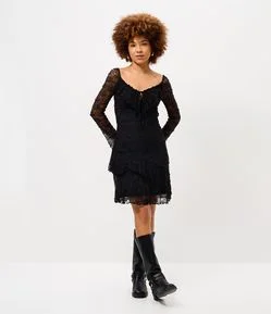 Vestido Curto em Renda com Manga Longa e Babados
