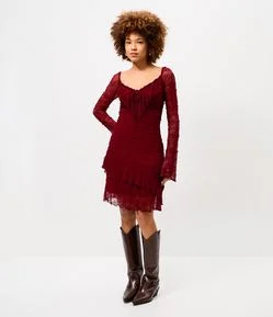 Vestido Curto em Renda com Manga Longa e Babados