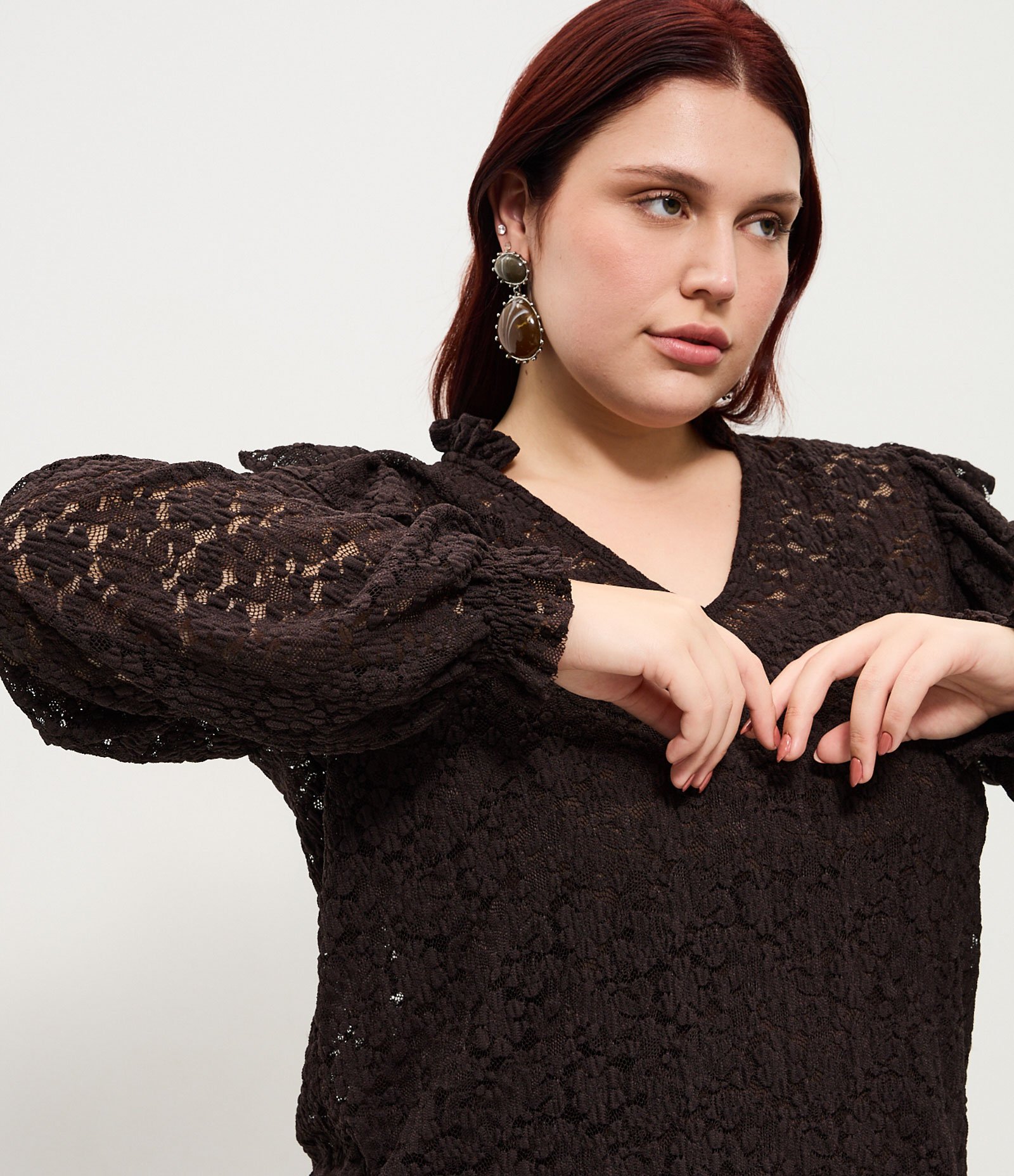 Blusa Renda Decote V Com Lastex Curve & Plus Size Marrom 4