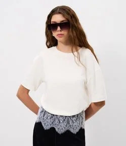 Blusa Boxy em Algodão com Aplicação de Renda na Barra