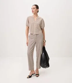 Calça Cenoura em Crepe com Cós Elástico e Estampa Geométrica
