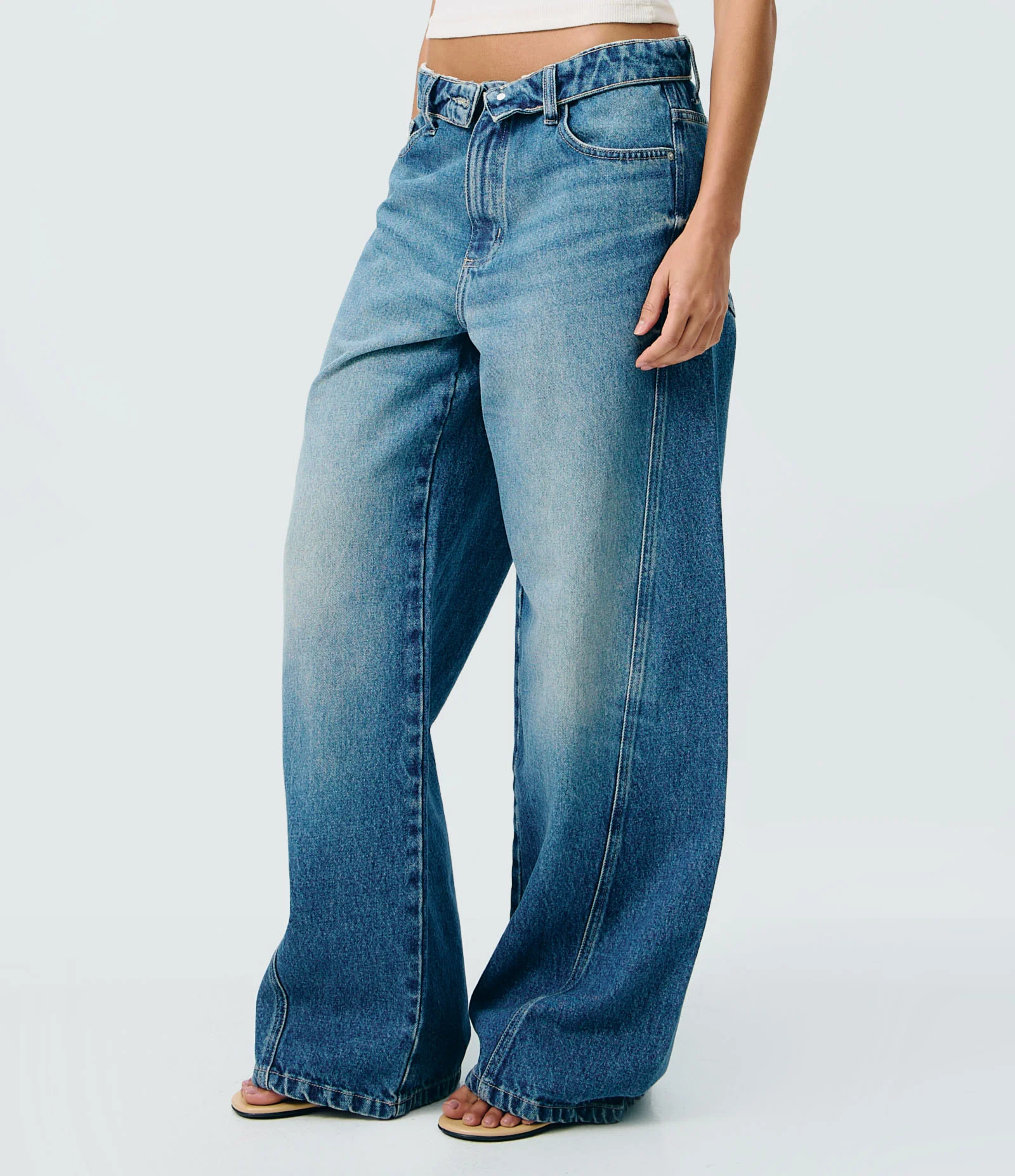 Calça Wide em Jeans com Cós Dobrado e Lateral Deslocada Azul